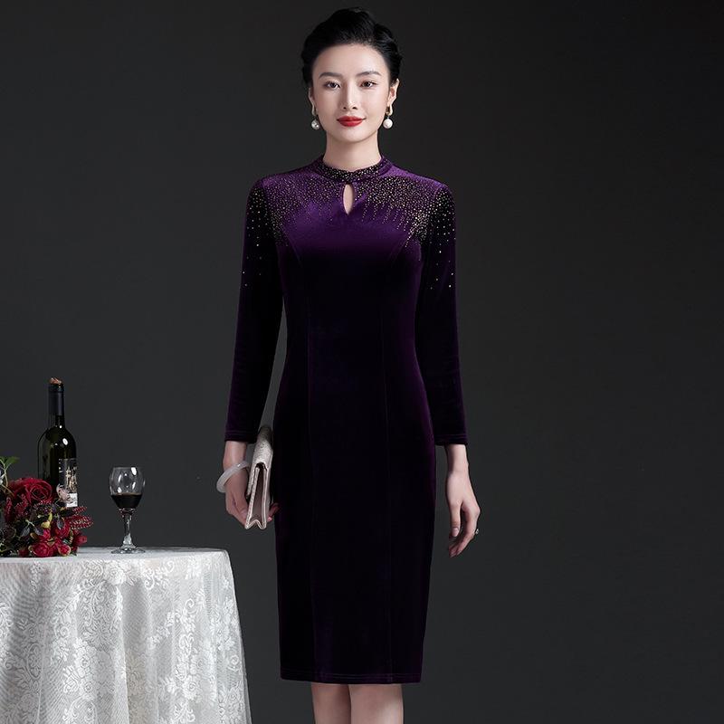 

Winter 2022 Gold Velvet Long Sleeve Dress for Middle-Aged Women - Elegant Wide-Leg Formal Attire for a Youthful Look L фиолетовый