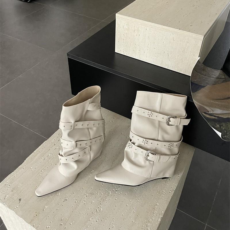 Französische weiße Stiefeletten aus Rindsleder: Modische spitze Zehenpartie, weiter Schaft, schlankmachende Gürtelschnalle, Nieten-Keilabsatz, kniehohe Hosenstiefel