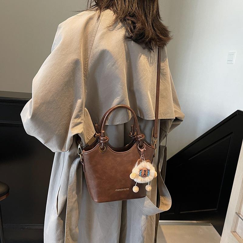 Retro fashion casual bucket bag 2025 winter new trendy shoulder bag commuter premium messenger bag