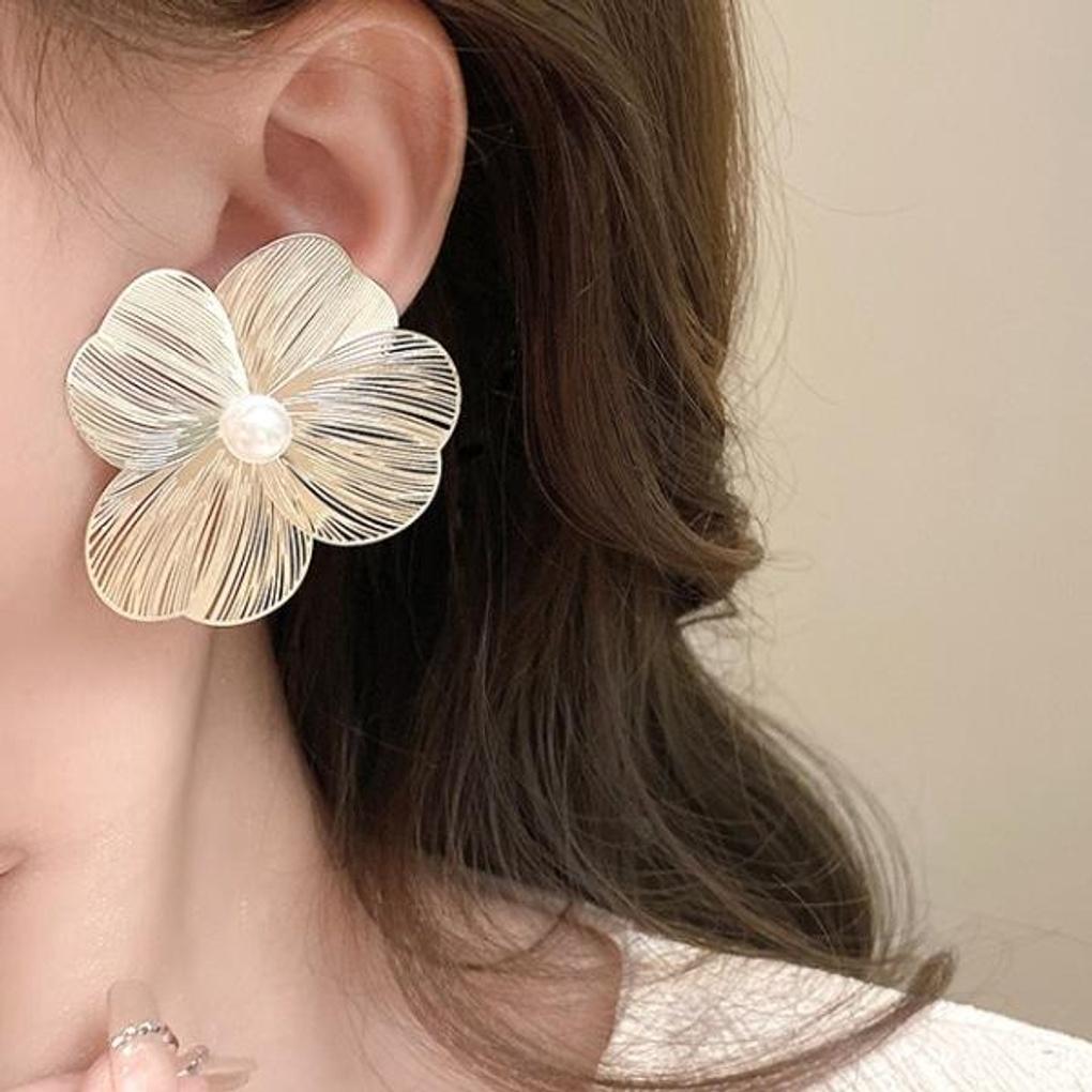 Women's Accessories Metal Flower Leaf Pearl Earrings [Silver Needle]