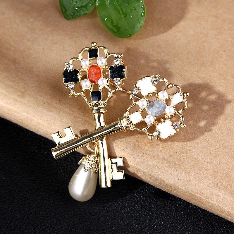 Double Key Pearl Brooch Enamel Drop Oil Alloy Design Women's Pin Exquisite Hypoallergenic Luxury Long-lasting Color Accessory