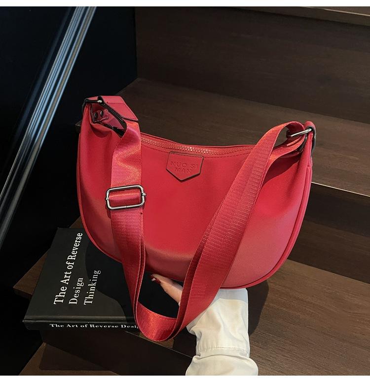New Stylish and Simple Small Cloth Bag Women's 2025 Casual Versatile Shoulder Dumpling Bag Going Out To Play Lightweight Messenger Bag