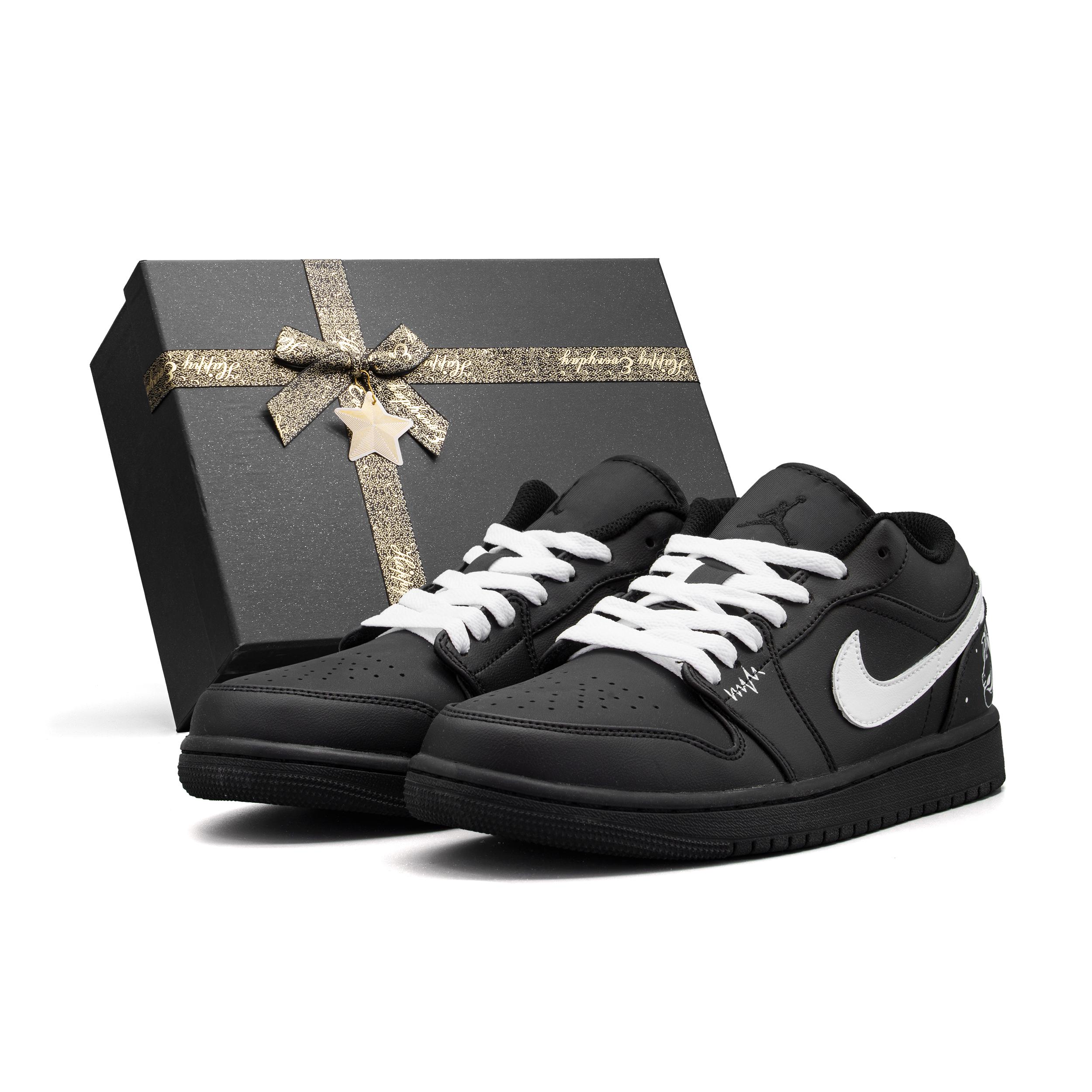

Jordan Air Jordan 1 Low top Vintage Basketball Shoes Unisex Black White 553558-093(Team-1451SBOX) 42