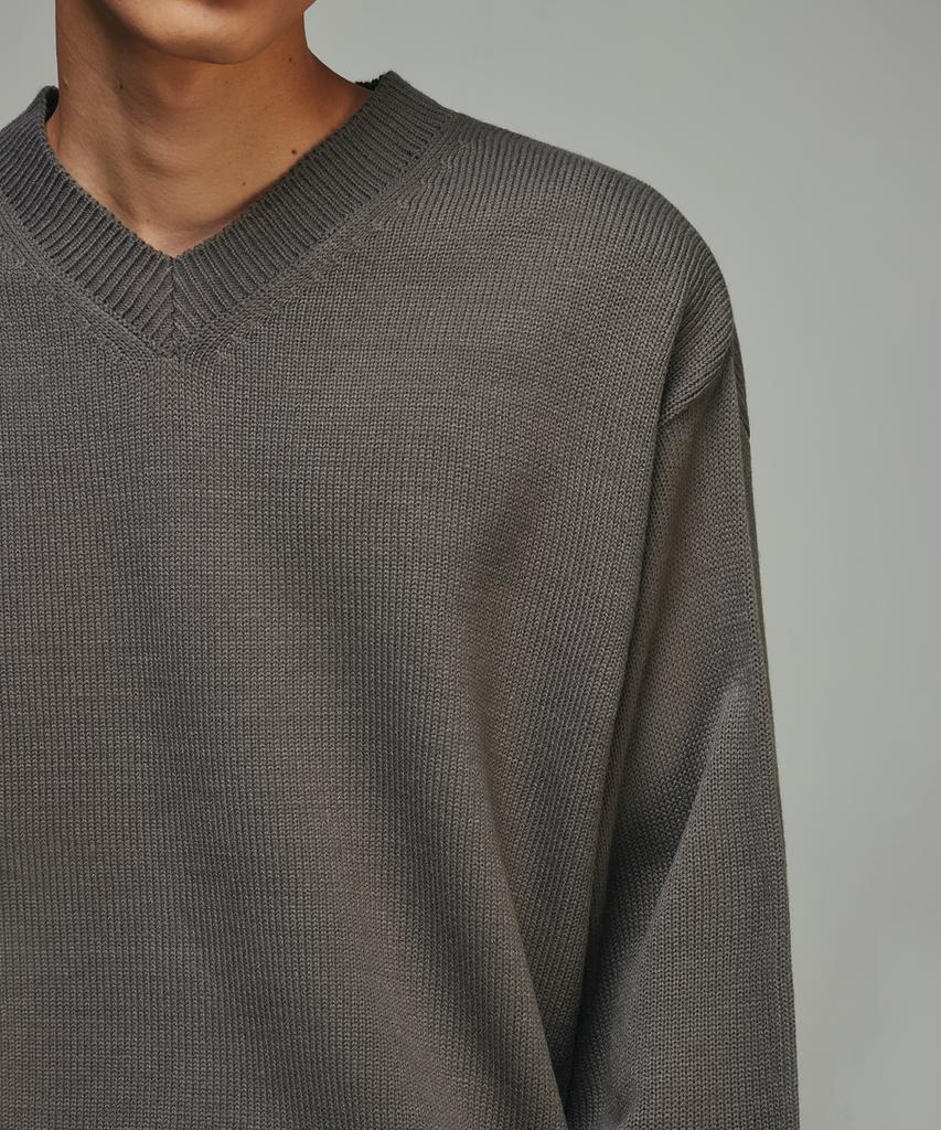 SIGNATURE V-Neck Relaxed Knit [Charcoal]