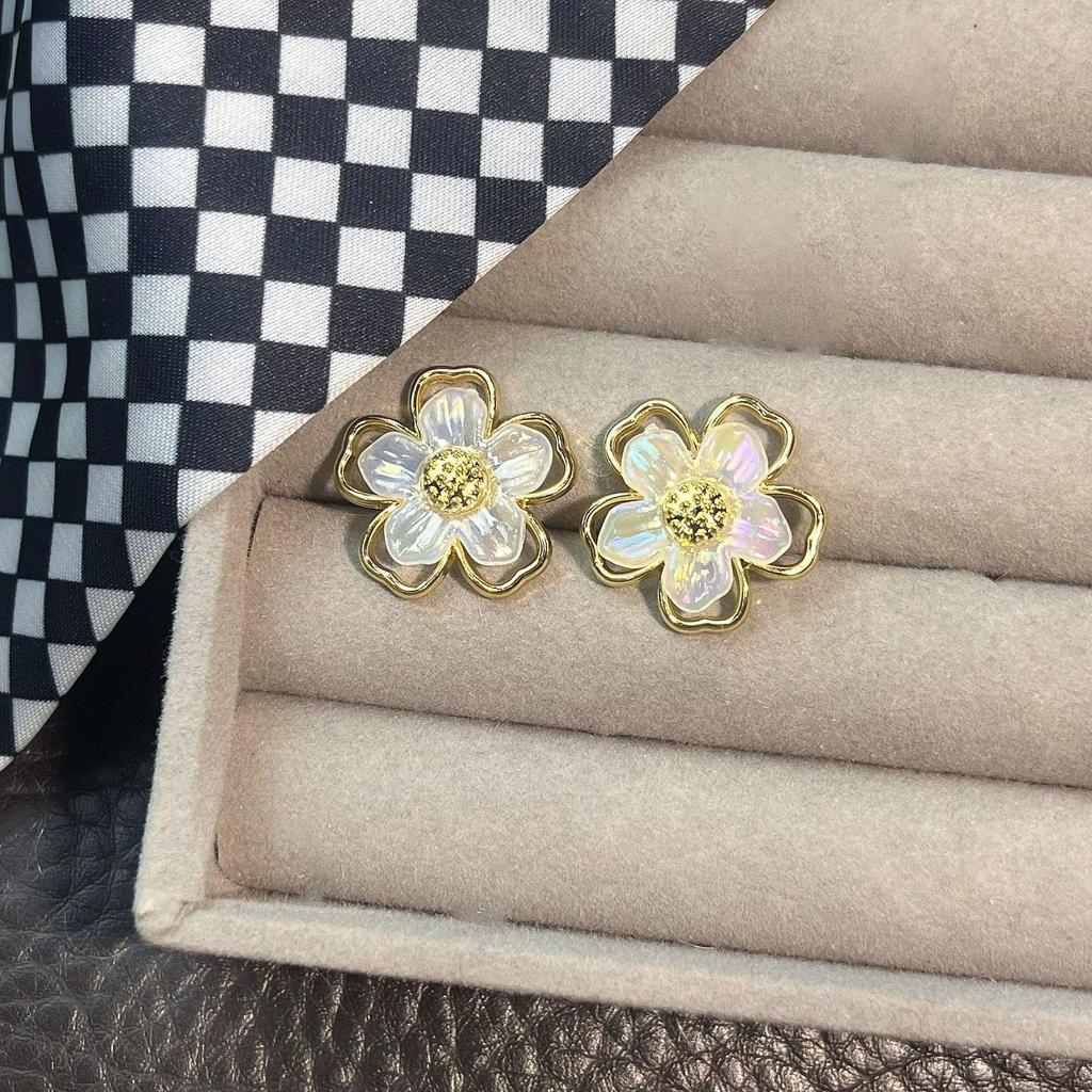 Light Luxury Flowers, High-end Sense, Simple Commuter Jewelry, Stall, Versatile Stud Earrings, Exquisite Temperament