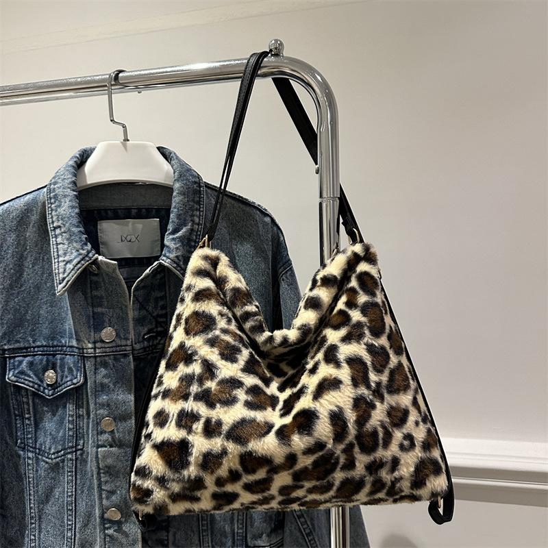 

Простая сумка большой вместимости 2025 маленькая свежая и модная плюшевая сумка-тоут с леопардовым принтом атмосферная пушистая сумка на плечо женская сумка хаки