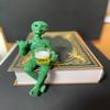 Lustige Alien Statue Skulptur Garten Landschaftsbau Hofkunst Ornament Harz Bier trinkender Alien Skulptur Schreibtischdekoration