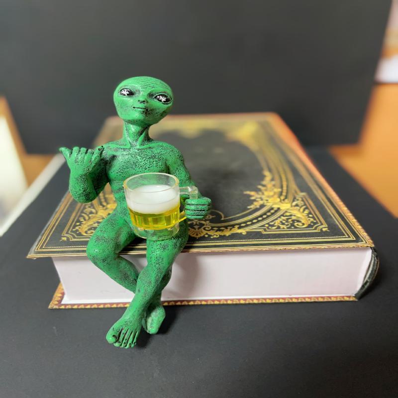Lustige Alien Statue Skulptur Garten Landschaftsbau Hofkunst Ornament Harz Bier trinkender Alien Skulptur Schreibtischdekoration