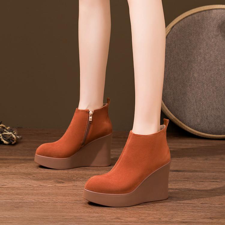 

10,5 см кожаные на толстой подошве с острым носком на танкетке маленькие мужские ботильоны 2025 осень-зима новые водонепроницаемые настольные овчинные короткие ботинки 39