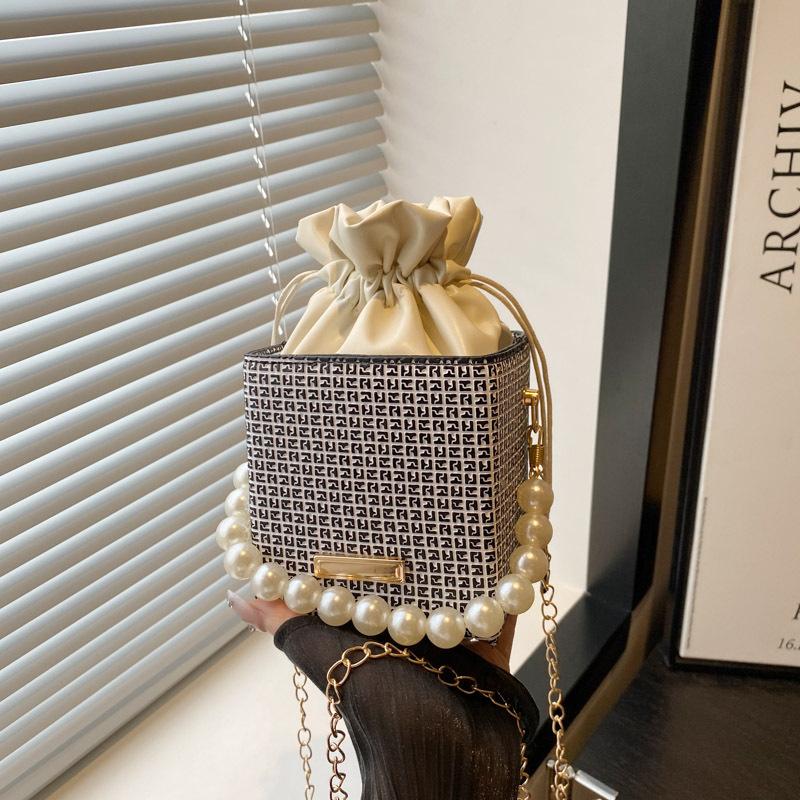 Premium Texture Light Luxury Niche Portable Box Bag Trendy New Fashion Commuting Versatile Shoulder Messenger Bag