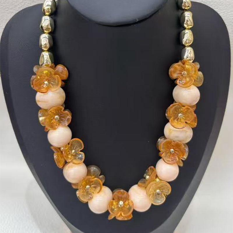 Retro Acrylic Floral Necklace: Bold European & American Design for Bridal Fashion