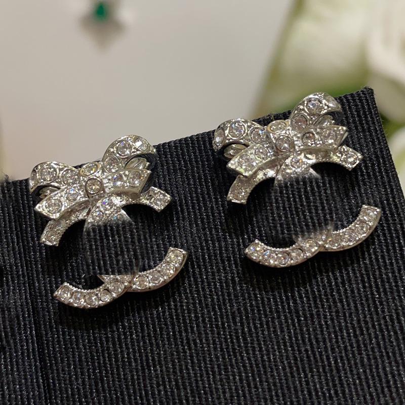 Champagne Gold Rhinestone Vintage Earrings - Elegant Women s Light Luxury Silver Bow Design серебряный