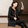 Giacca con cappuccio invernale da donna di mezza età, cappotto caldo e spesso in cotone