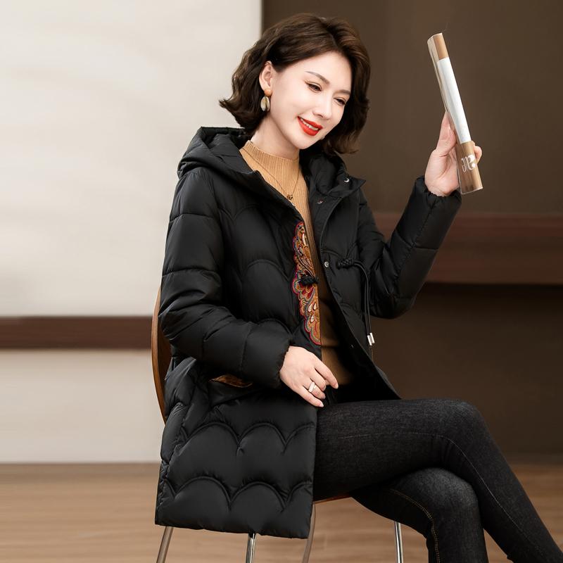Giacca con cappuccio invernale da donna di mezza età, cappotto caldo e spesso in cotone