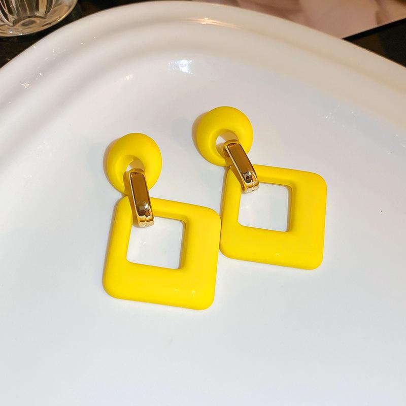 Small fresh yellow mesh flower earrings summer sweet light luxury stud earrings vacation style high-end earrings