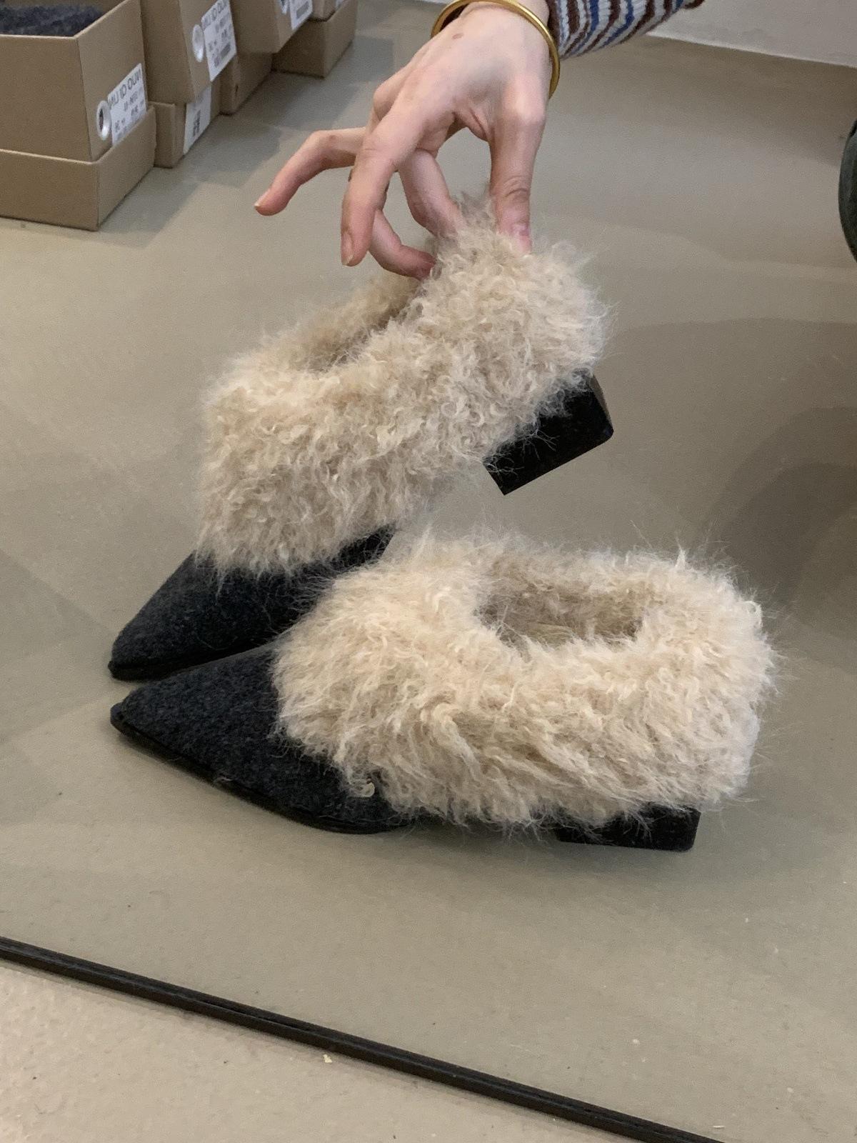 

European station fashionable fluffy shoes wear winter retro niche design pointed thick heel plush single shoes 39 сірий колір