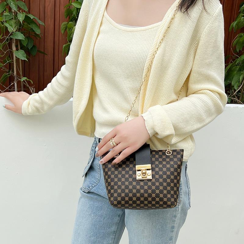 Casual embroidery printing pumping belt lock chain shoulder women's bag new trend versatile bucket bag