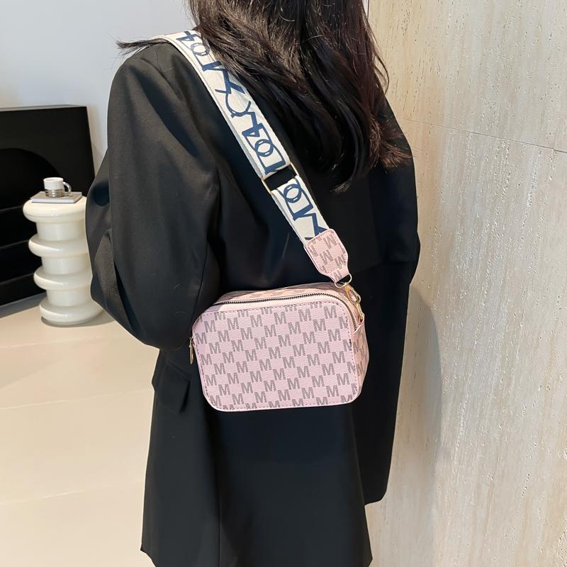 Bolsa pequena quadrada de ombro único de cor pura com alça larga e bolsa transversal pode ser colocada com uma máquina