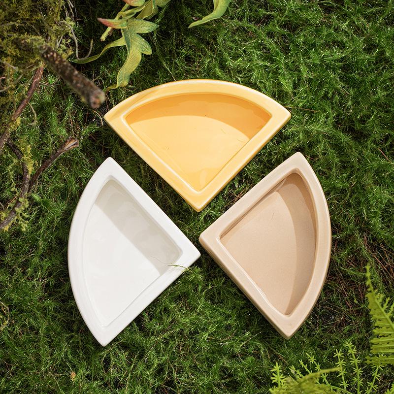 Anti-Escape Feeding Bowl for Reptiles - Ideal for Bearded Dragons, Geckos, and Spiders; Suitable for Mealworms and Superworms.