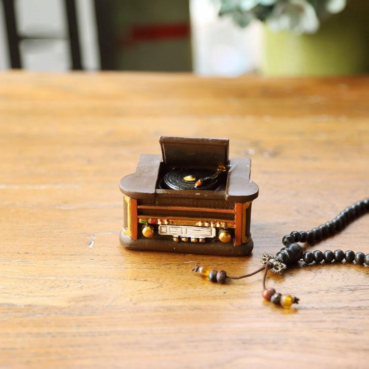 Miniature Vintage Nostalgic Resin Sewing Machine Mailbox Red Bus RadioTelephone Phonograph Decoration Cute Mini Resin Ornaments