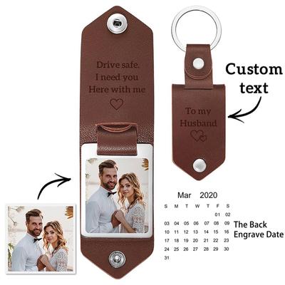 Innen und außen aus Leder gravierte Zeichen, Metallteile, Vorderseite mit Farbdruck, Rückseite mit Kalender-Schlüsselanhänger, Urlaubsgeschenke für Familienpaare
