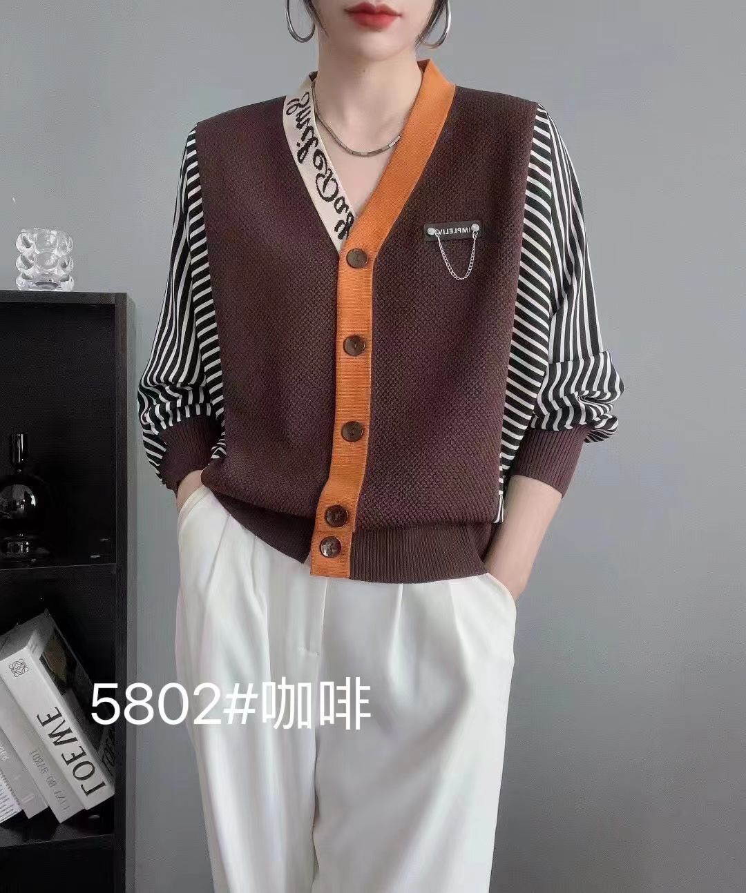 

Полосатый вязаный кардиган с эффектом многослойности, универсальная мода, инкрустированный топ с V-образным вырезом, имитирующий двойку, новый женский свитер One Size кофейный