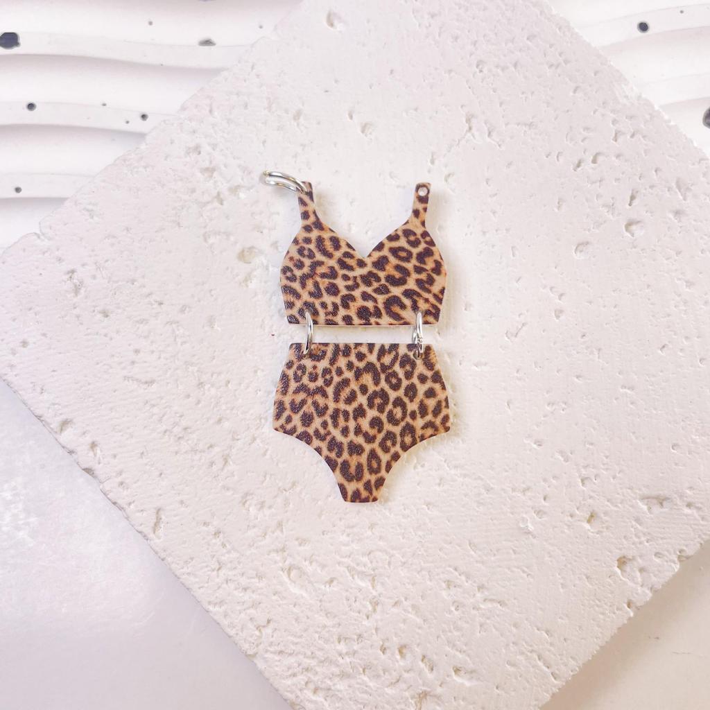 Leopardenmuster Acryl Badehose mit kleinem Anhänger und Hängeohrringen - Europäischer & Amerikanischer DIY Modeschmuck