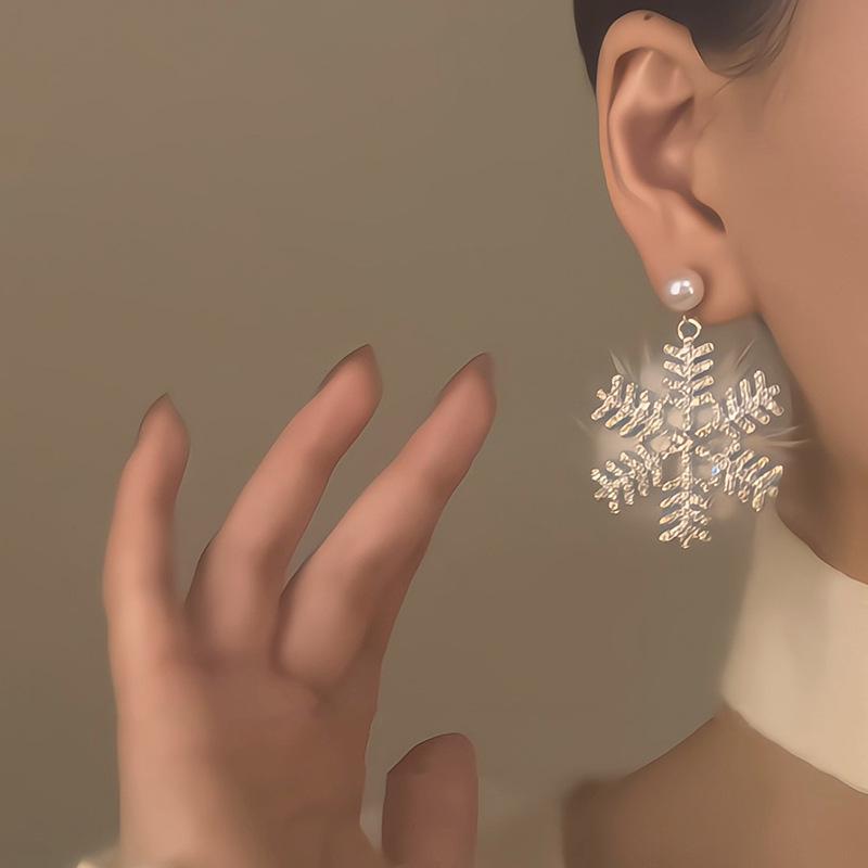 Luxury European & American Rhinestone Snowflake Plush Earrings: High-End Autumn/Winter Niche Design