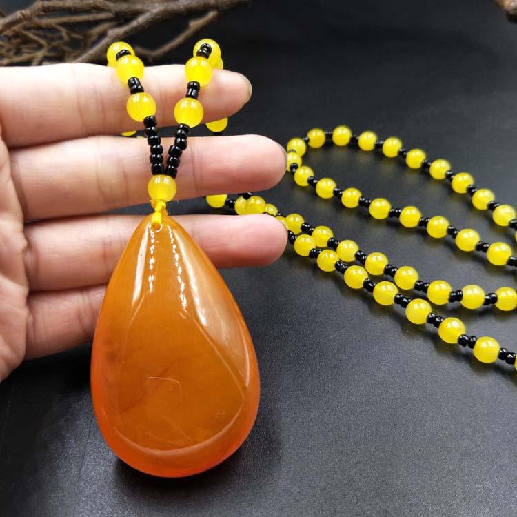 Náhrdelník s jantárovým príveskom v etnickom štýle, retiazka na sveter