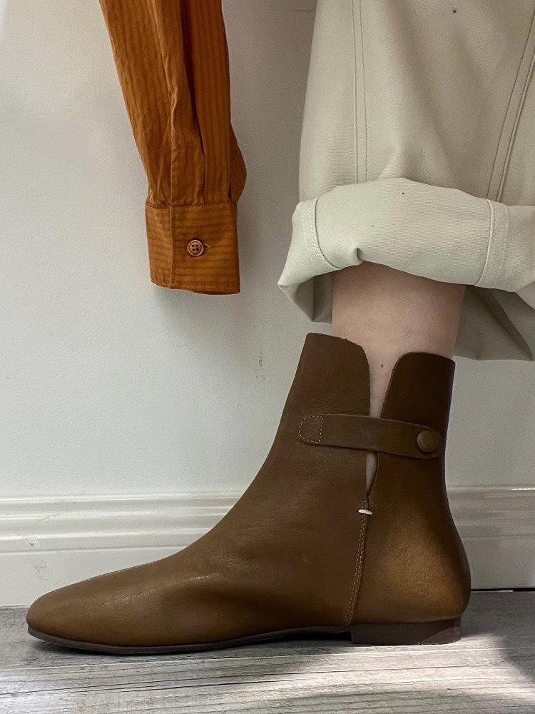 

Корейская версия нишевый дизайн боковой V-образный вырез круглый носок плоская подошва тонкие ботинки короткие ботинки женские 2025 новый осень и зима универсальные ботинки Мартин 40 хаки