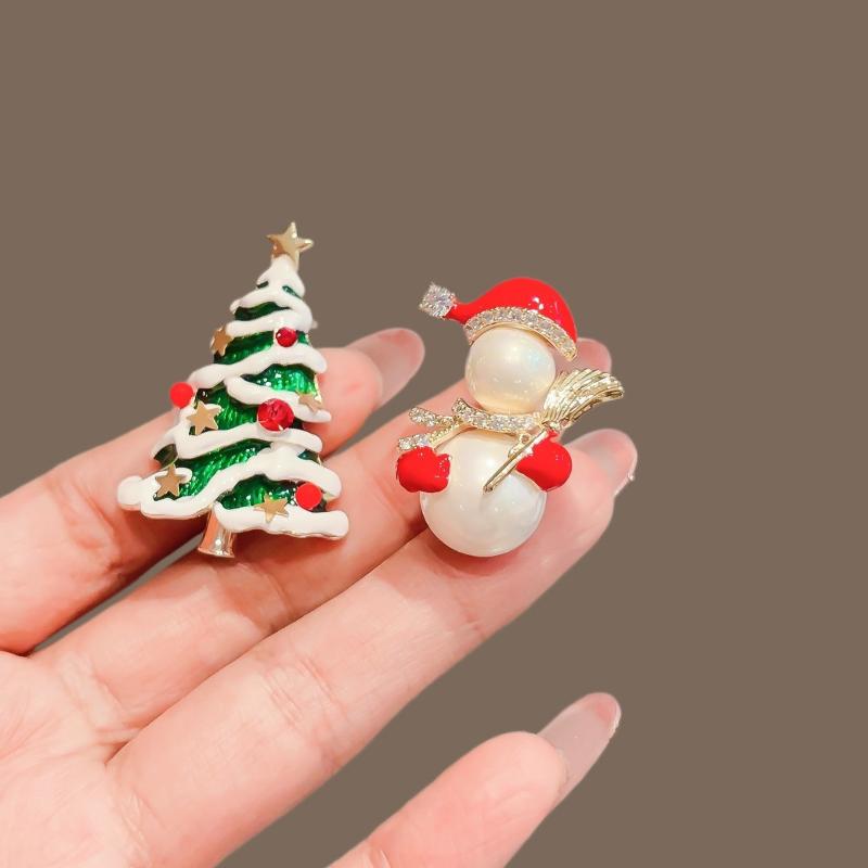 Cartoon Snowman Christmas Tree Brooches For Women Versatile Light Luxury Lapel Pin Clothing Accessories Party Gifts
