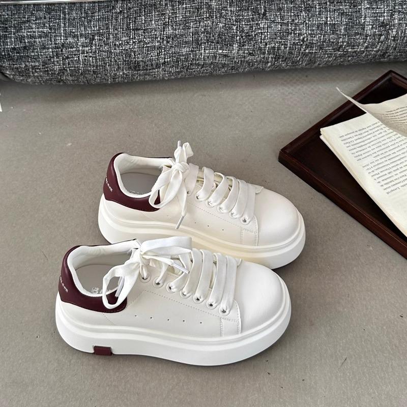 Small height-increasing shoes, little white shoes, women's 2025 autumn explosion versatile thick-soled super fire sports casual muffin board shoes