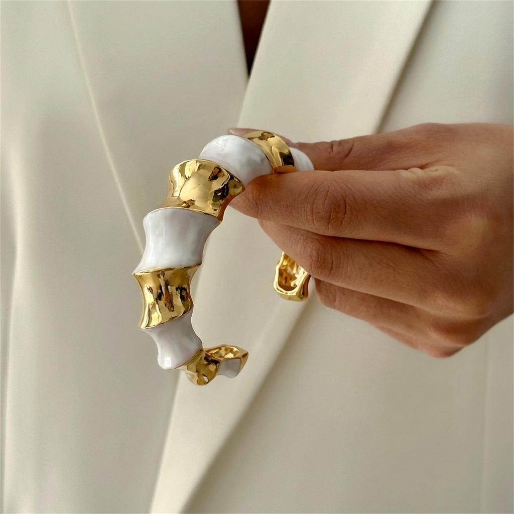 Vintage Punk Irregular Geometry Twisted Open Bangle for Women Hip Hop White Enamel Wide Chunky Bangle Charms Party Jewelry
