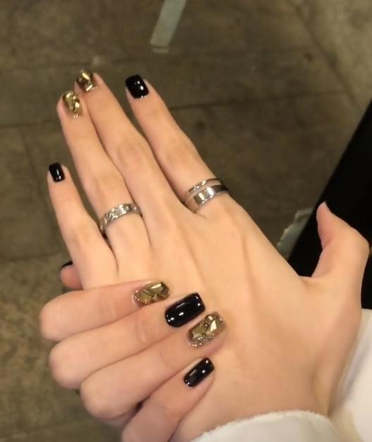 

Pack of 30 pieces, simple black, solid color, fake nails, gold glitter, wearing nail pads, champagne glitter diamonds, and flash nail art.