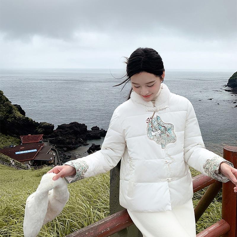 

National Wind Plus Size Cotton Jacket Women Short Jacket Plush Stand Up Shirt Вышитый узор в виде пластины Mouth Retro Ethnical Style Bloose Cotton Clothing XL бежевый