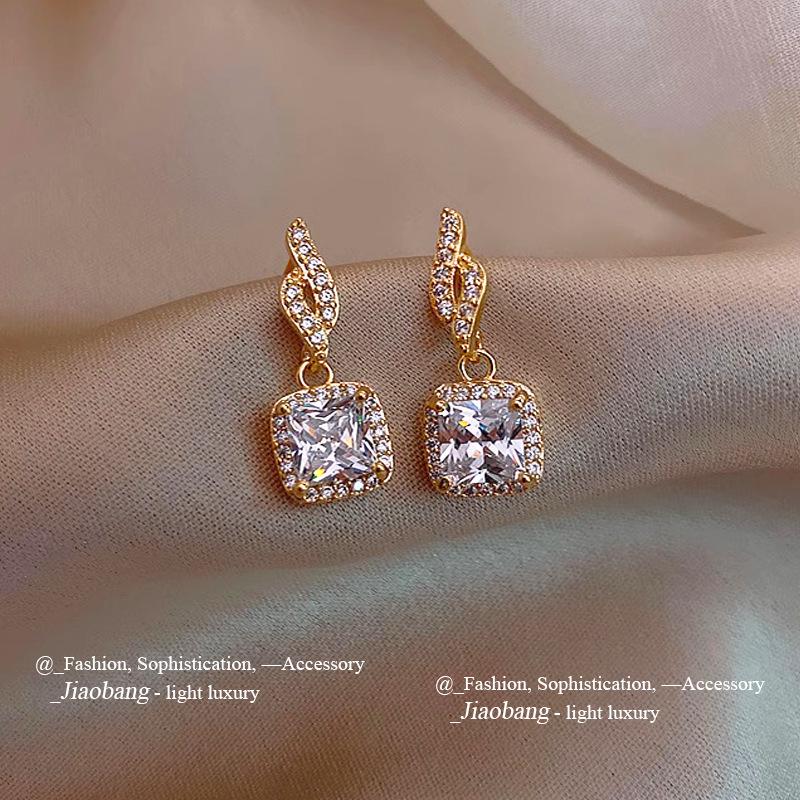 

Серебряные серьги-гвоздики с цирконами — шикарные, высококачественные, легкие, роскошные, элегантные украшения.