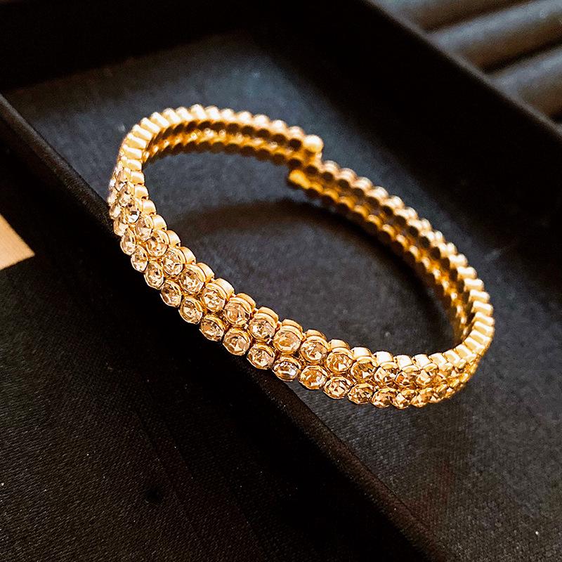 Elegantes Zirkon Buchstaben Blumen Armband: Hochwertiger vielseitiger Armreif für Damen