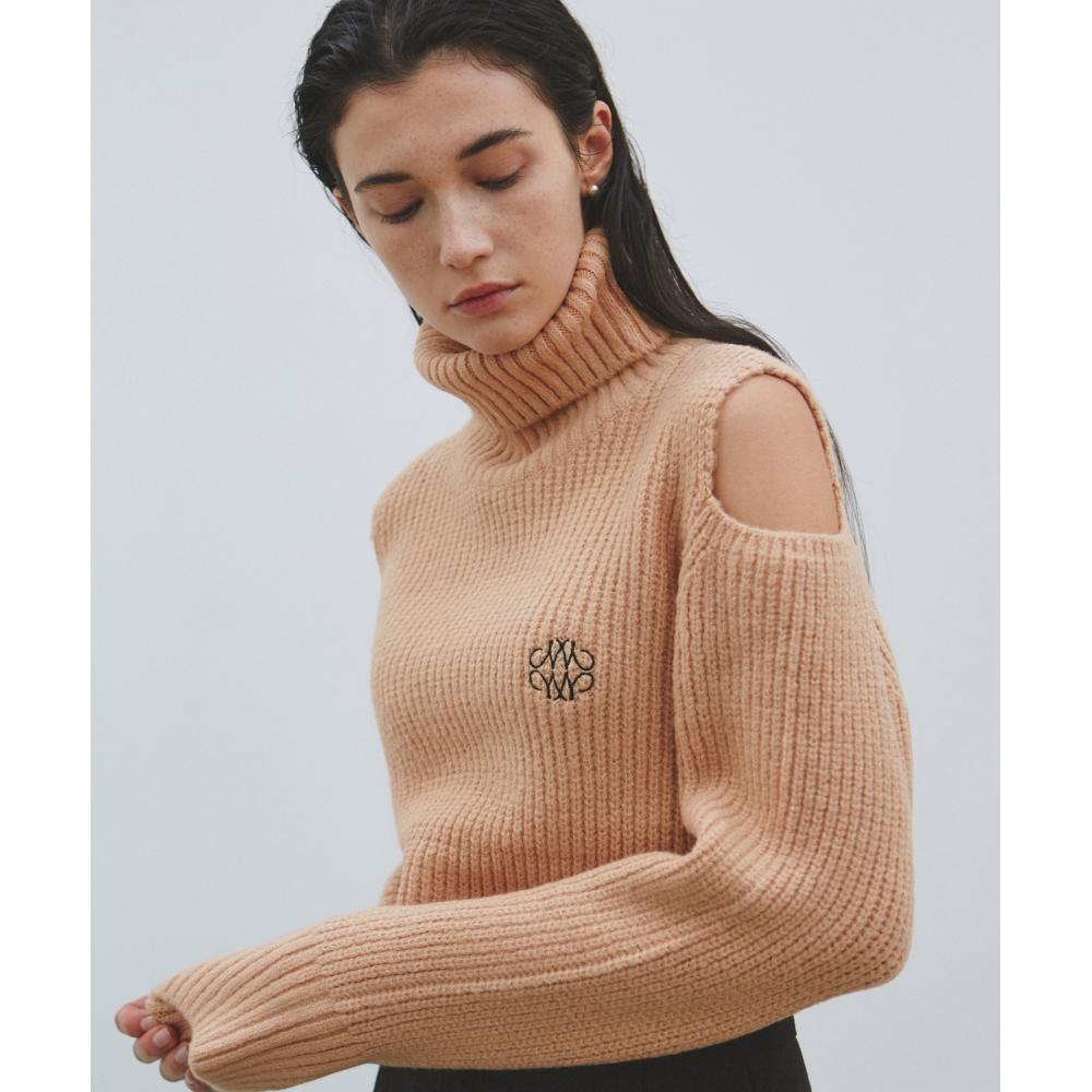 

NICKNICOLE NICOLE TURTLENECK SHOULDER CUT OUT SWEATERBUTTER BROWN