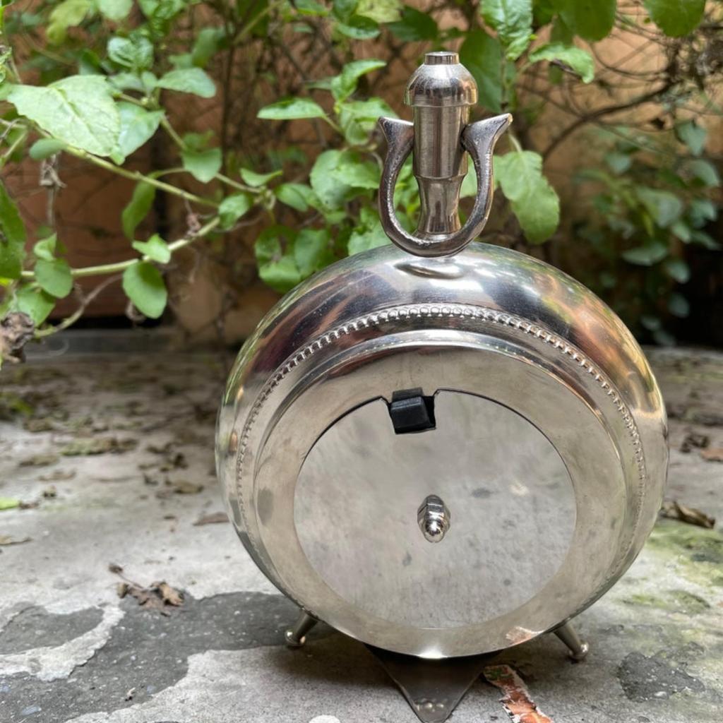Starožitné kovové stolní hodiny: Victoria Vintage Design pro Stolní Dekoraci, Památkové Dárky a Domácí Dekoraci
