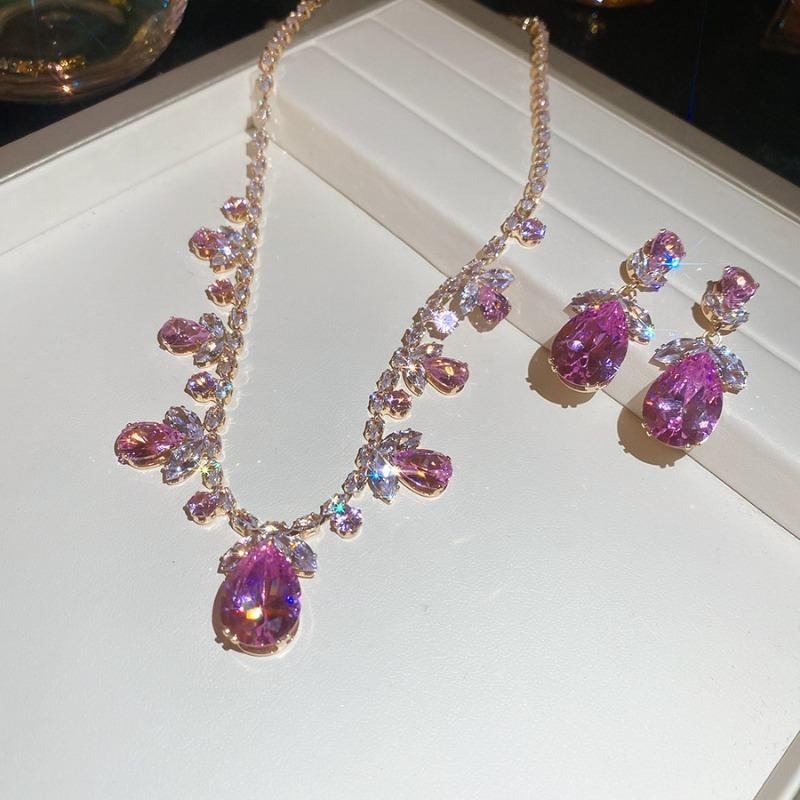 Quadratisches Ohrstecker- und Halsketten-Set mit Diamanten - ein schickes, luxuriöses und hochwertiges zweiteiliges Set mit exquisiter Eleganz