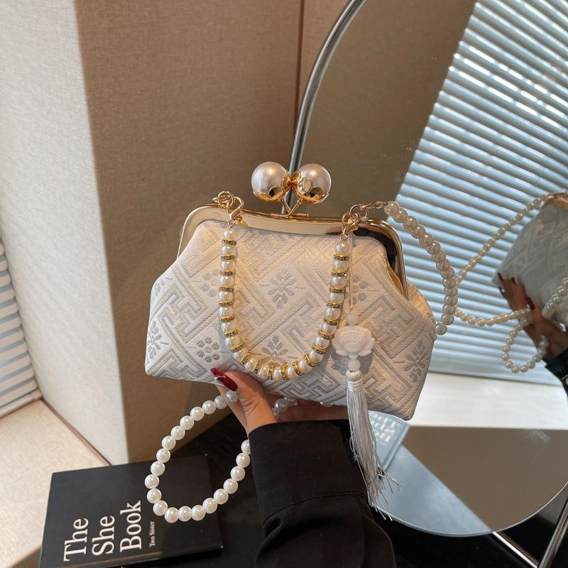 

Small bag women s new summer fashion mouth gold bag high-end pearl chain messenger bag бежевый