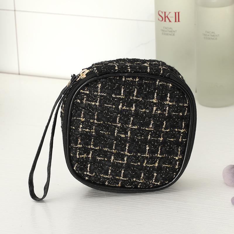 Trendy Large-Capacity Makeup Bag: Portable, High-End Travel Cosmetic Organizer