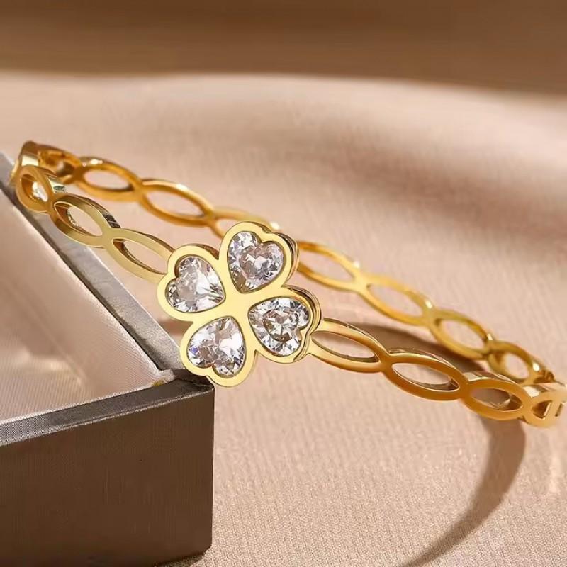 Stainless Steel Heart Shaped Four Leaf Clover Bracelet Women Gold Plated Lightweight Luxury Style Jewelry