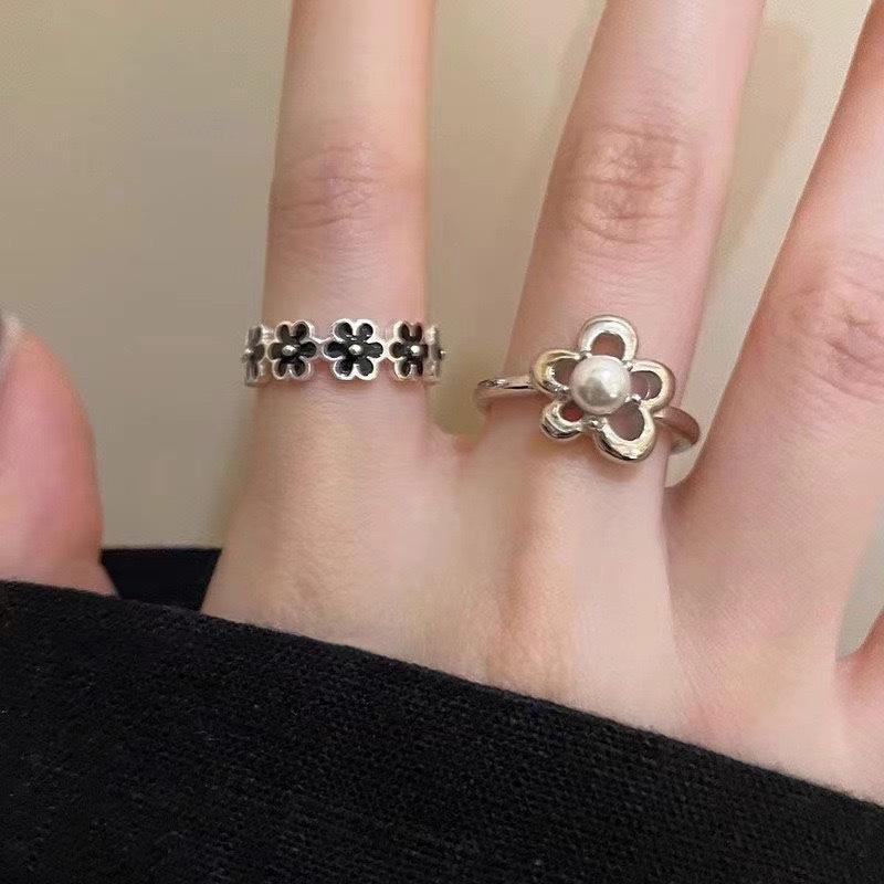 Black Drip Glaze Small Flower Åpningsring Kvinne Søt Retro Temperament Pekefingerring Allsidig nisjering med høy sans