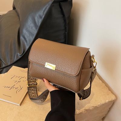 Torebka na ramię o mniejszościowym designie 2025 nowa letnia torebka przypływowa damska Joker szeroki pasek na ramię modna mała kwadratowa torebka