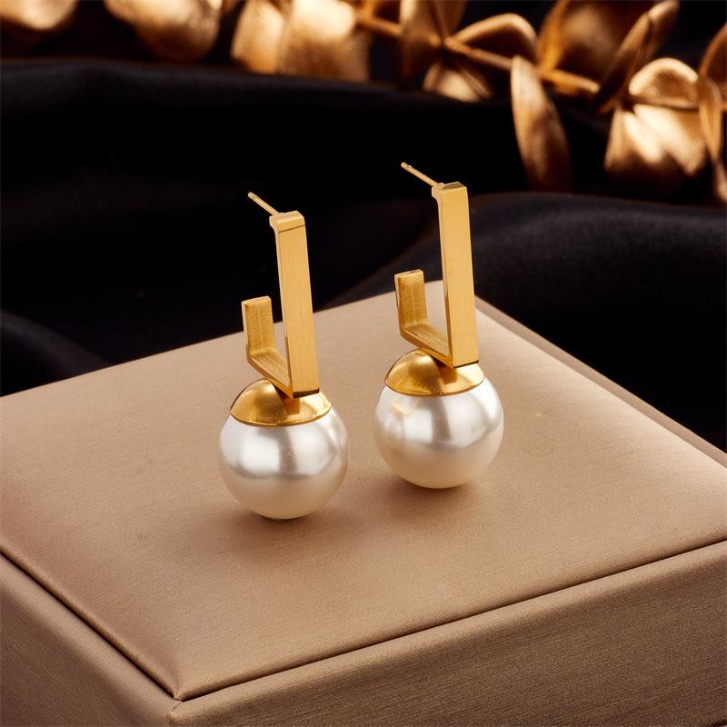 

Gold Geometric Bar Drop Earrings with Large Pearl золотий