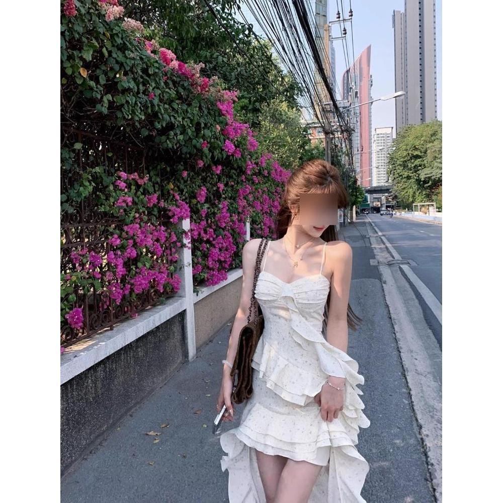 

Женское летнее платье с цветочным принтом на тонких бретельках - Повседневный облегающий крой с оборками S (up to 45kg)