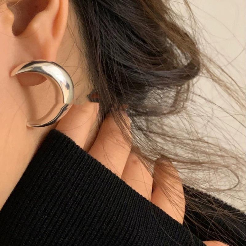 European and American Fashion Metal Wind Geometric Moon C-shaped Earrings Women's Niche High-end Stud Earrings Versatile Personality Trendy Earrings