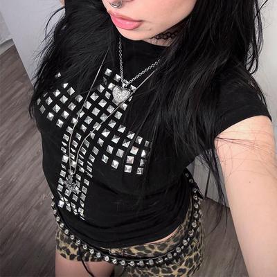 2KWEIRD Gotycki Punk Rock Hip Hop Damska Koszulka z Krótkim Rękawem Seksowna Dopasowana Szykowna Codzienna Podstawa Metaliczny Dekor Crop Topy Ubrania dla Dziewczyny Emo Y2K