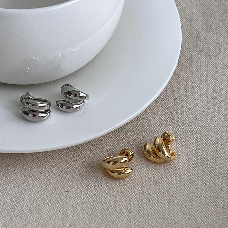 Cercei metalici cu design de nișă de înaltă calitate 2023: Unic, versatil și elegant